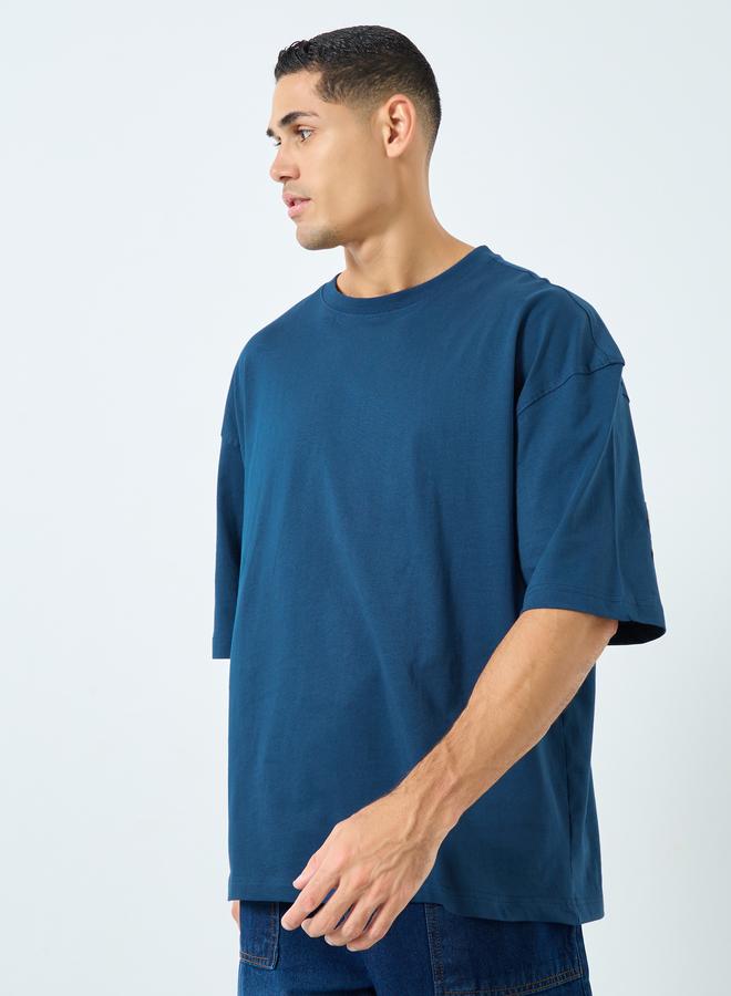 ستايلي تيشيرت قطن صافي بقصة مربعة وتفاصيل أبليكيه خلفية للرجال - Image 1